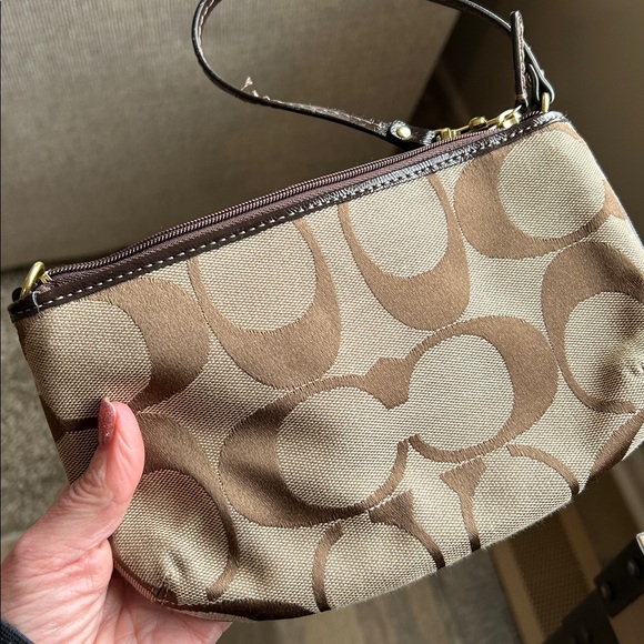 EUC Coach Large Wristlet - Picture 4 of 10